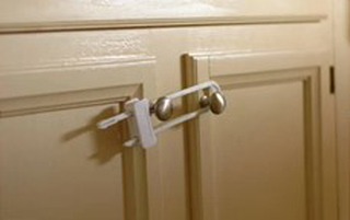 סגר בטיחות לדלתות ארון